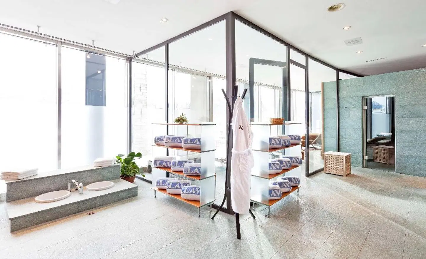 Monopol art boutique MODEL_IMPRESSION