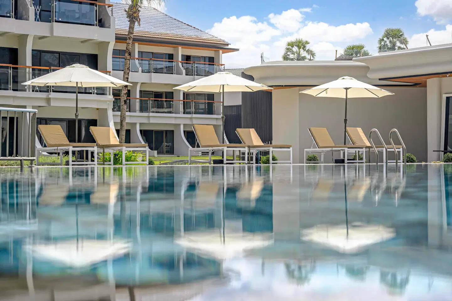 Amora Beach Resort Phuket OUTDOOR_POOL