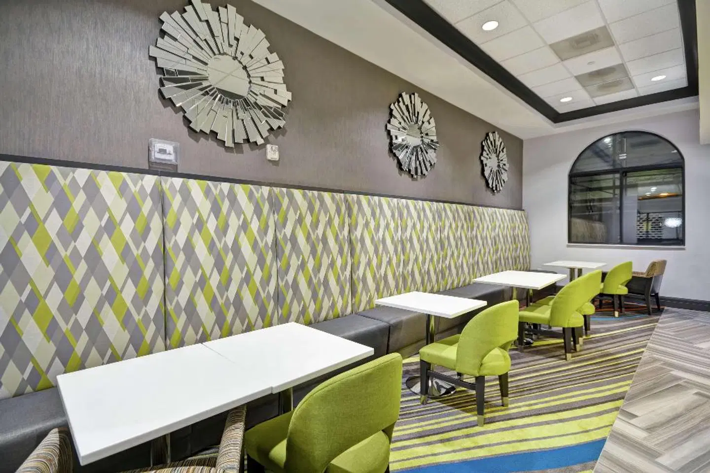 Hampton Inn & Suites Los Angeles Burbank Airport Bar