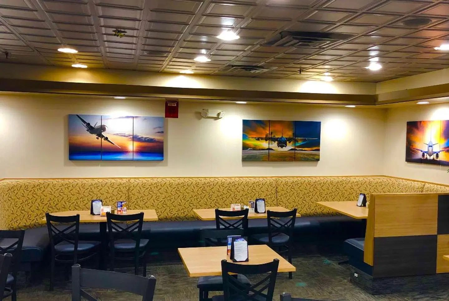 Wingate by Wyndham Detroit Metro Airport Bar