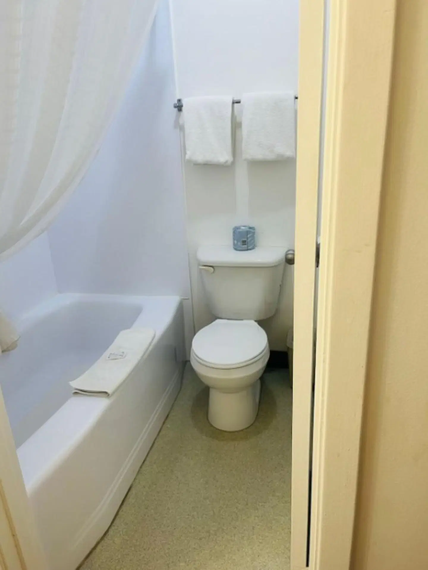 Travelodge by Wyndham Moose Jaw Badezimmer