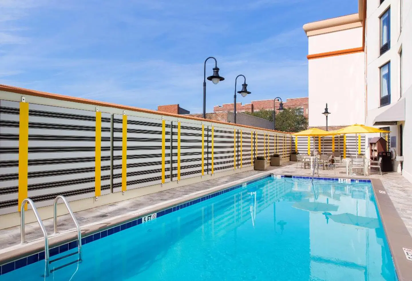 DoubleTree by Hilton Hotel Savannah Historic District OUTDOOR_POOL