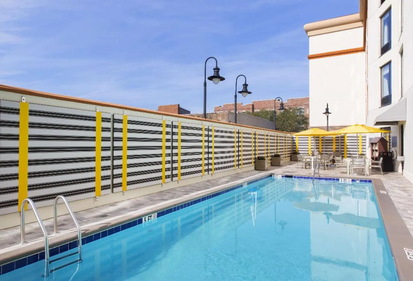 DoubleTree by Hilton Hotel Savannah Historic District OUTDOOR_POOL