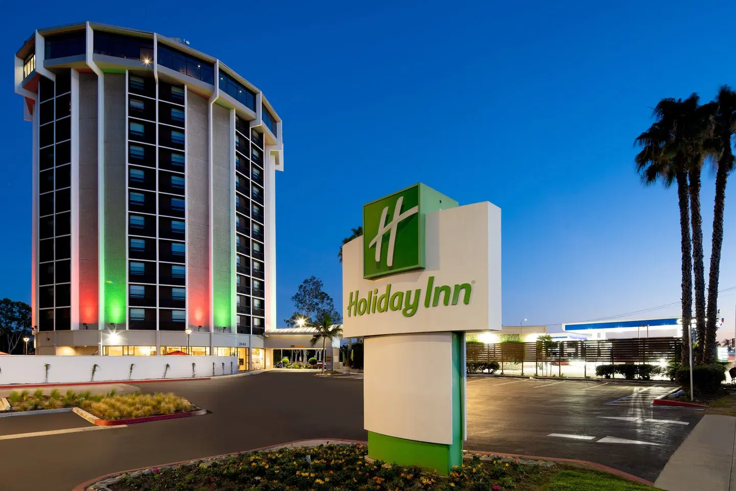 Holiday Inn Long Beach Airport EXTERIOR