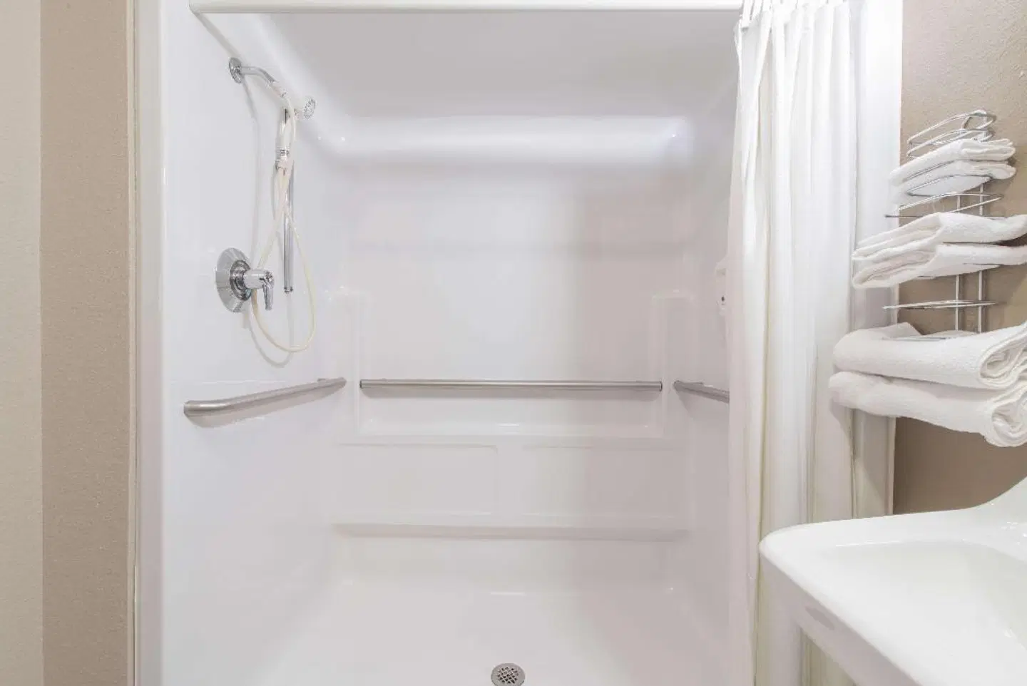 Super 8 Niagara Falls/Buffalo Area Badezimmer