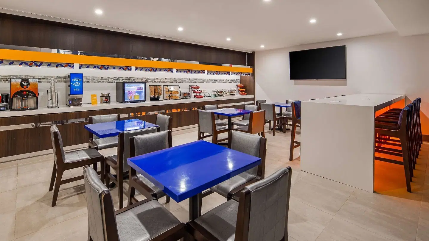 GLo Best Western Brooklyn NYC Bar