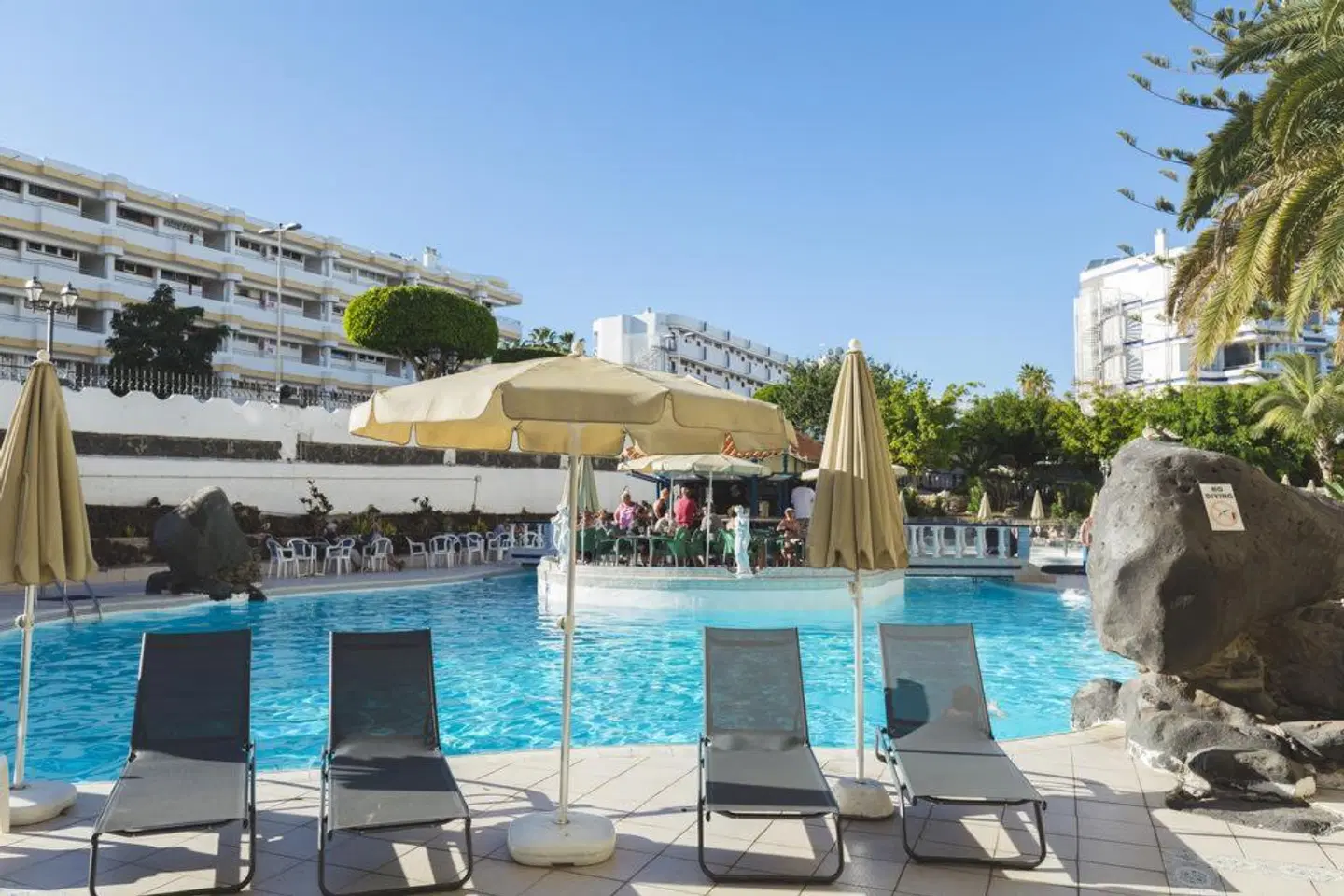 Rey Carlos OUTDOOR_POOL