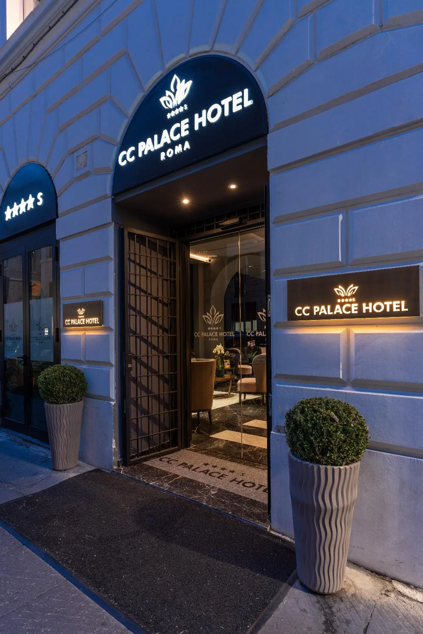 CC Palace Hotel EXTERIOR