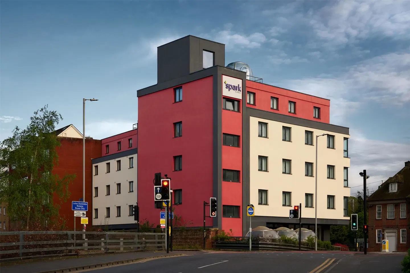 Spark by Hilton Luton EXTERIOR