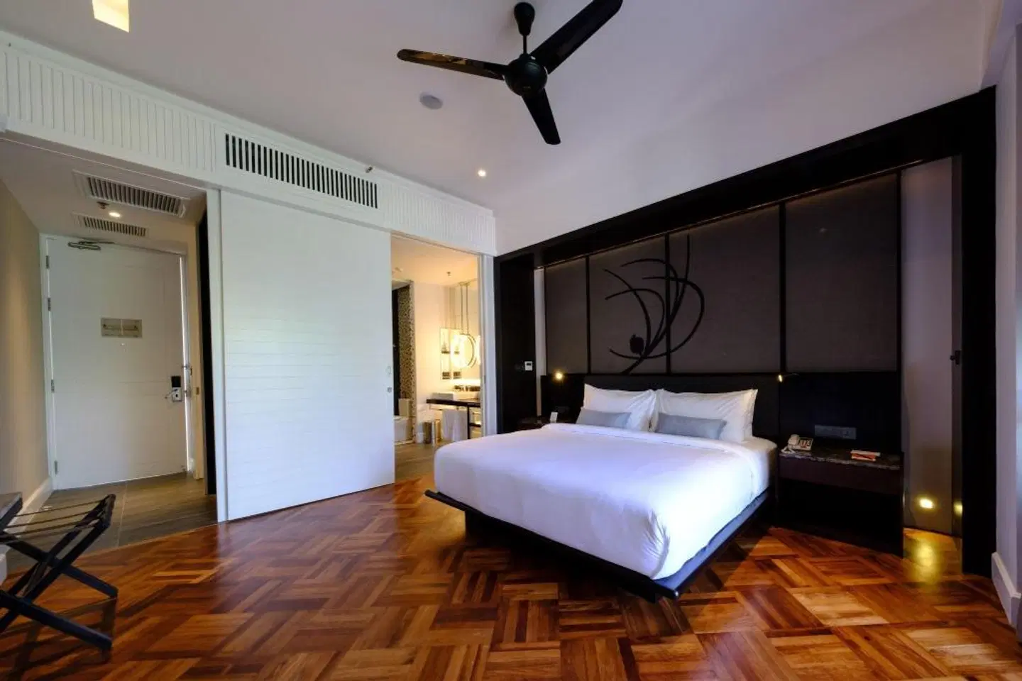 Lone Pine Hotel ROOM_EXAMPLE