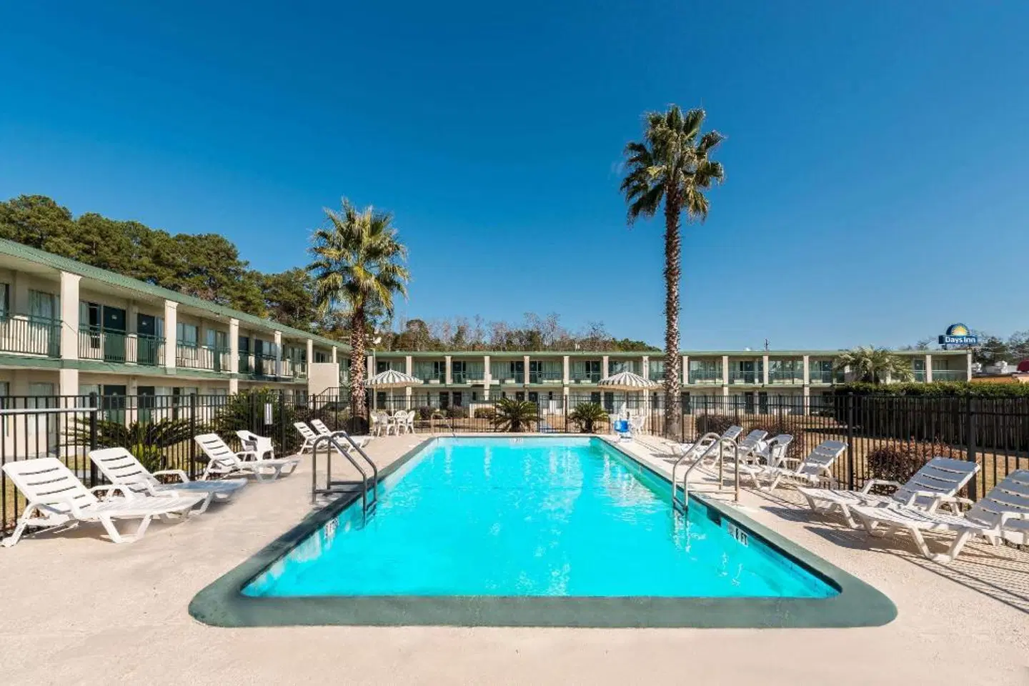 Days Inn by Wyndham Richmond Hill/Savannah OUTDOOR_POOL