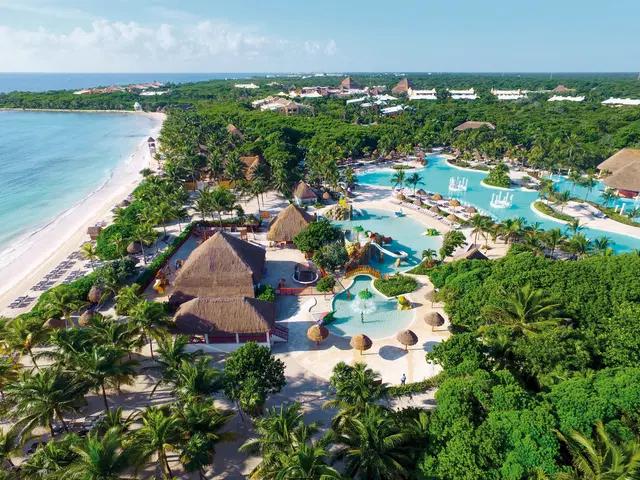 Grand Palladium Colonial Resort & Spa EXTERIOR