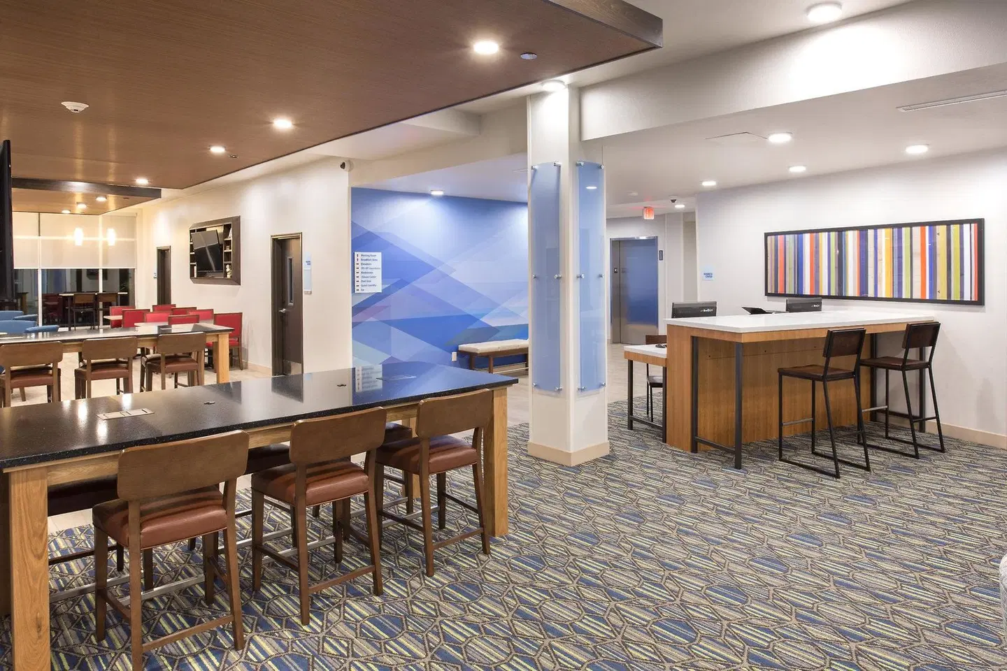 Holiday Inn Express & Suites Rapid City - Rushmore South by IHG Bar