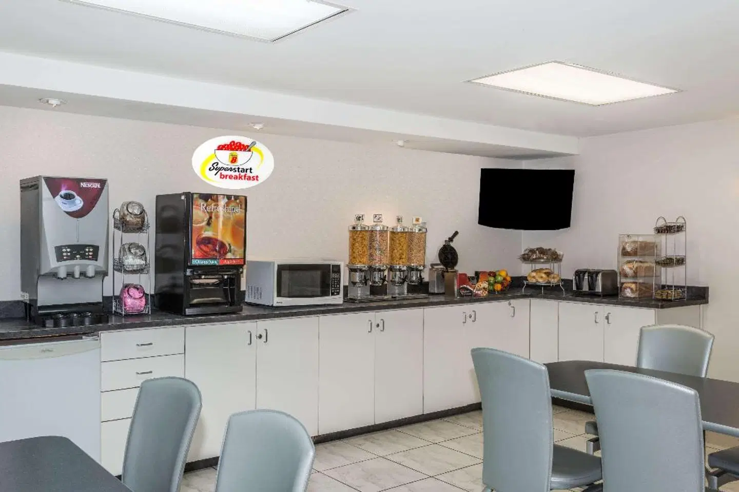 Super 8 by Wyndham Downtown Toronto Bar