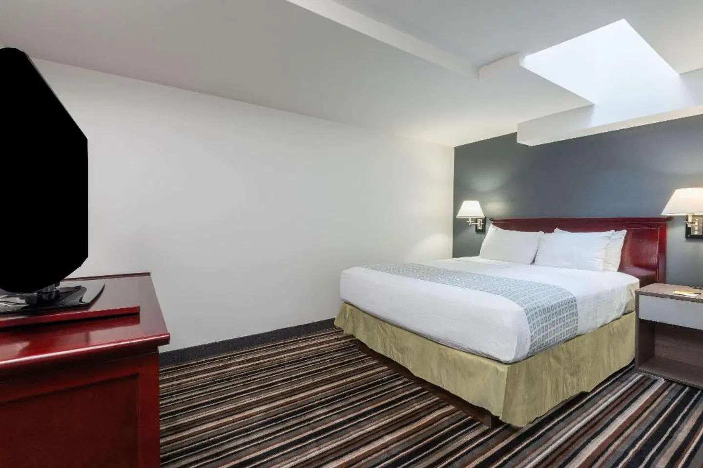 Super 8 by Wyndham Downtown Toronto ROOM_EXAMPLE