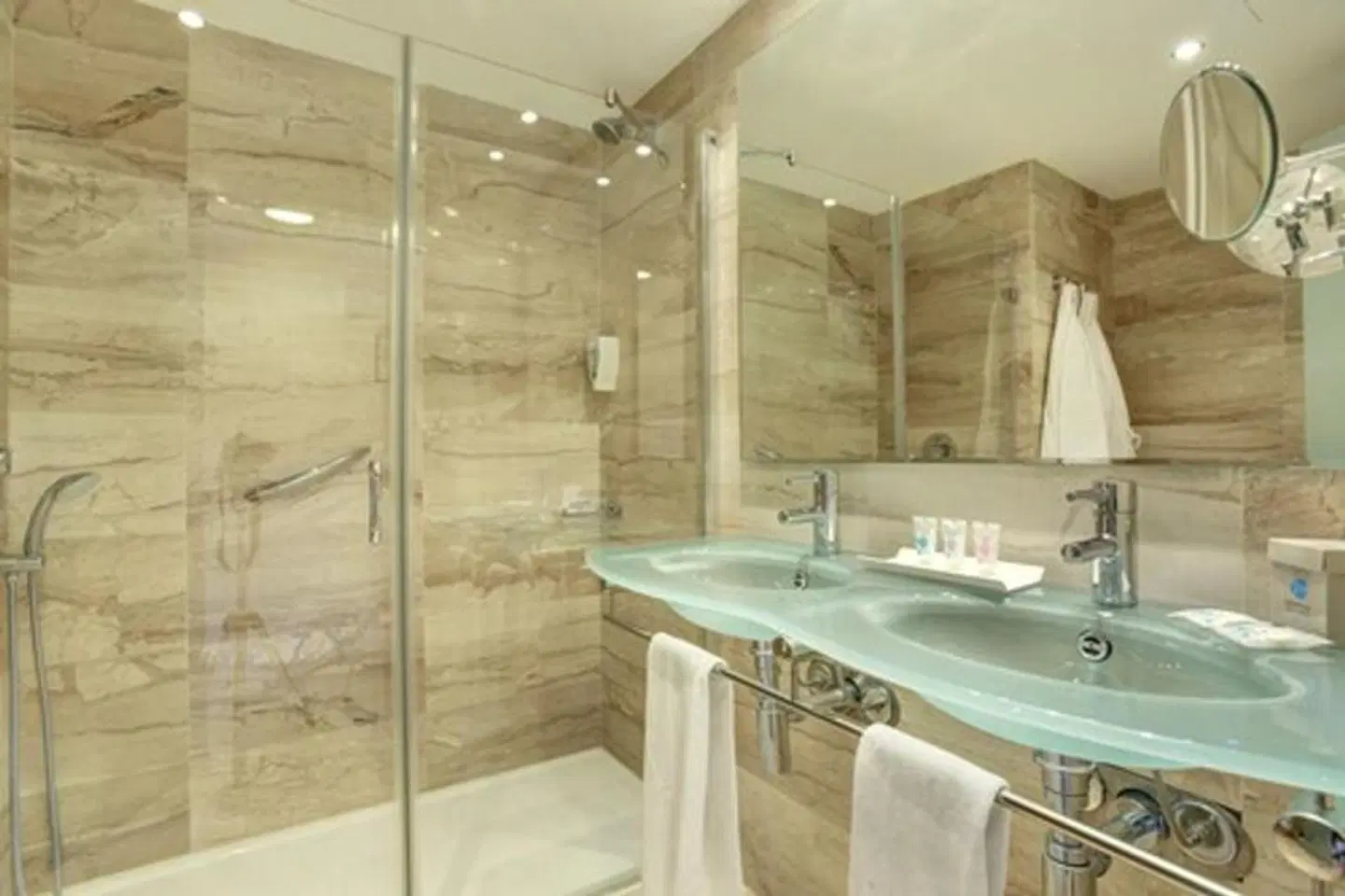 Grupotel Playa Camp de Mar BATHROOM