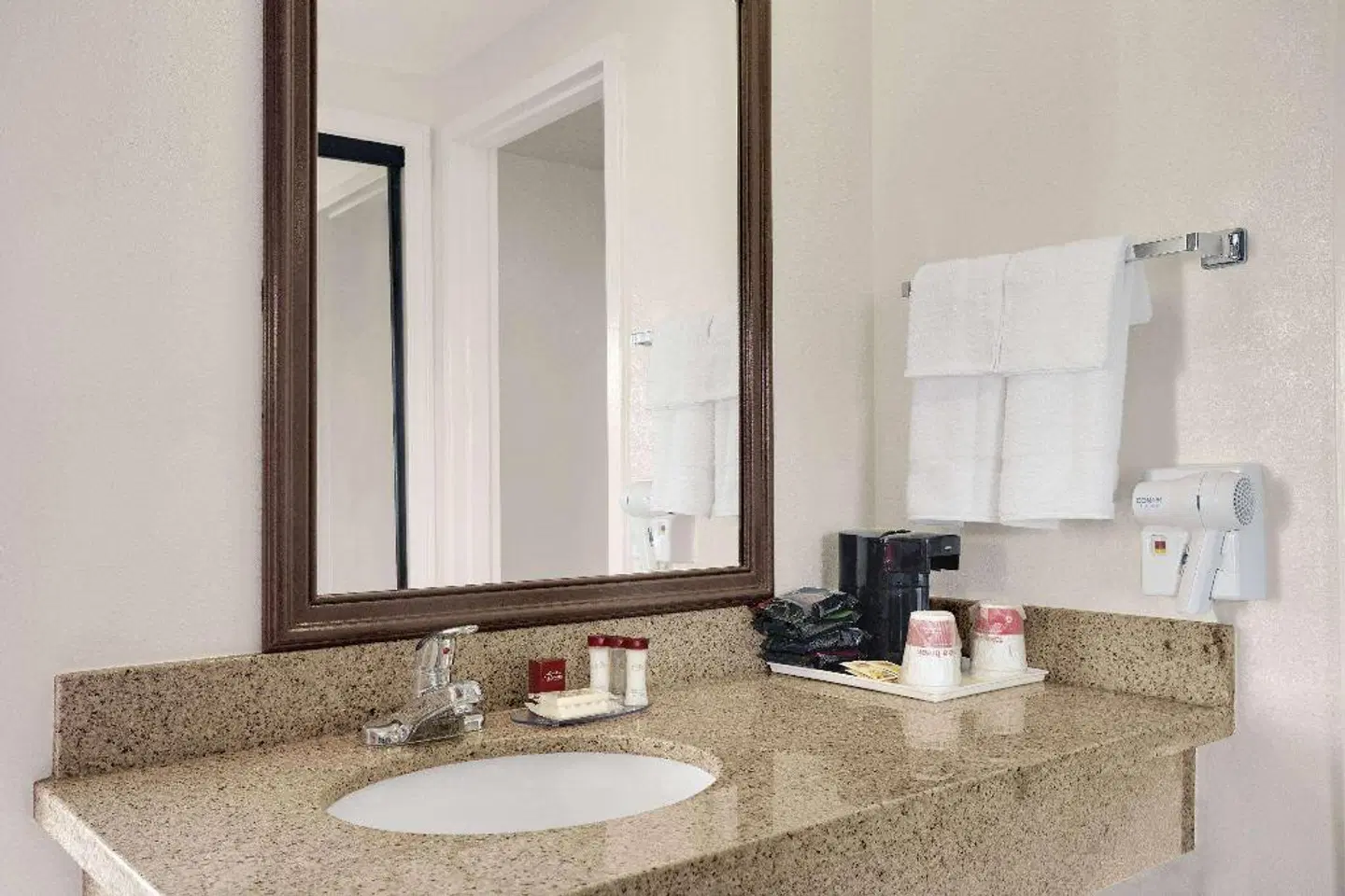 Ramada by Wyndham Torrance Badezimmer