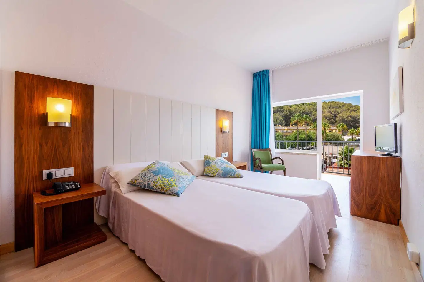 Neptuno Paguera Hostal ROOM_EXAMPLE