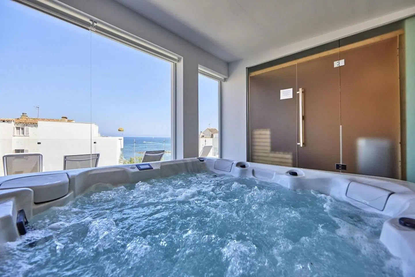 Ilusion Moreyo INDOOR_POOL