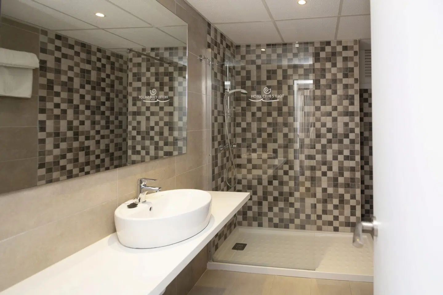 Club SIllot BATHROOM