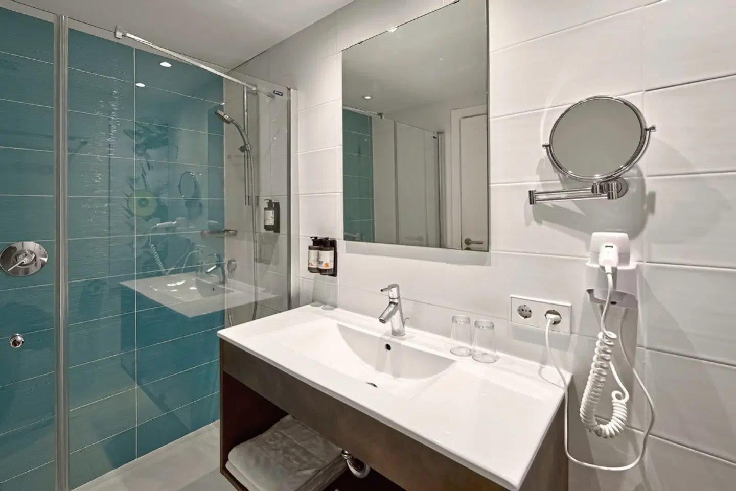 Universal Aparthotel Elisa BATHROOM