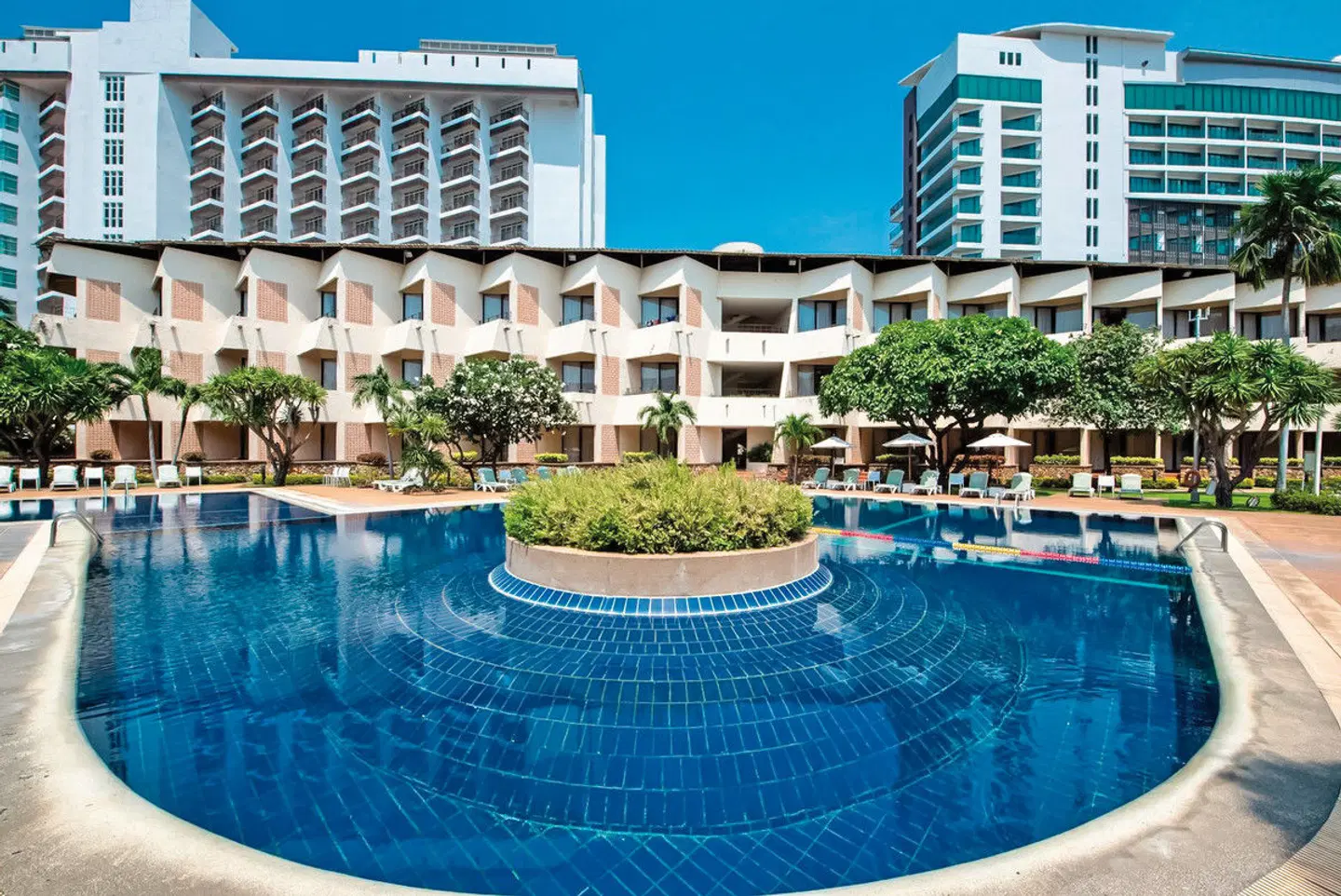 Hotel Tropicana Pattaya EXTERIOR