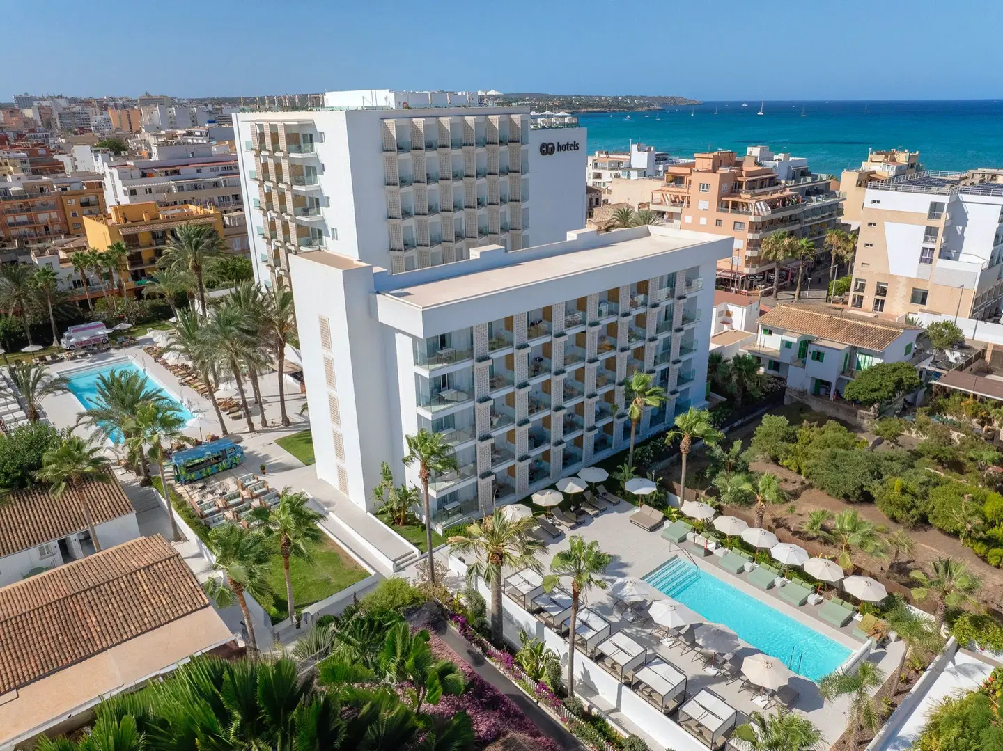 HM Ayron Park EXTERIOR