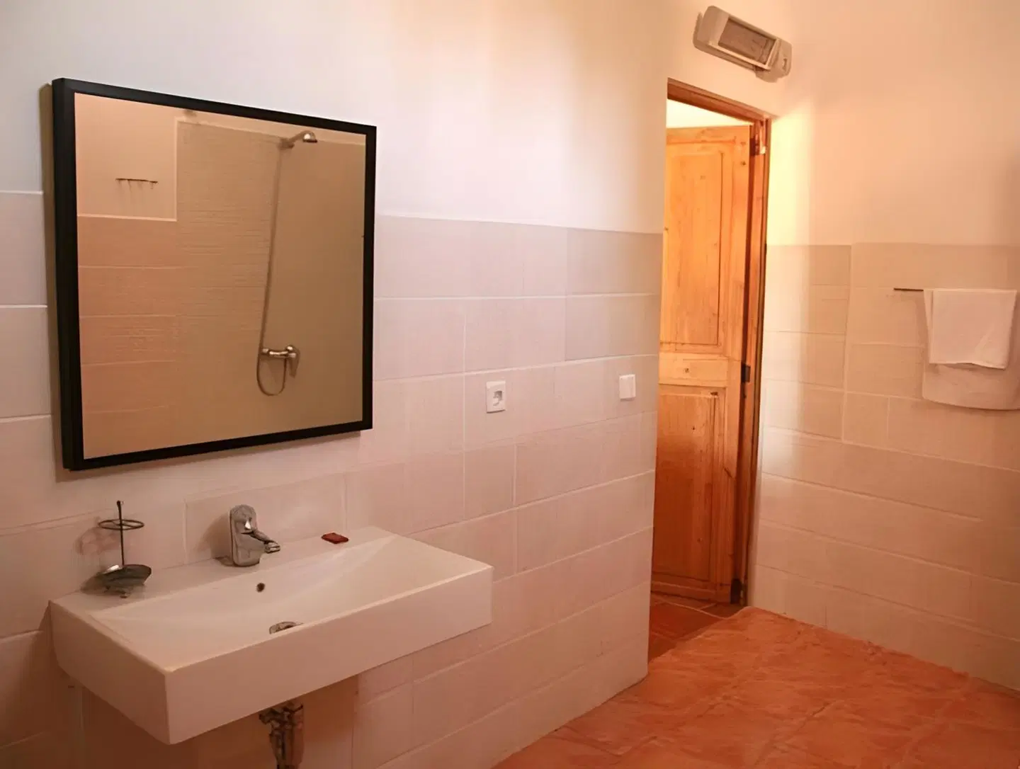 loftOtel canet BATHROOM
