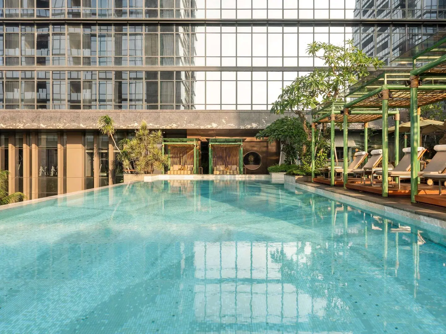 25hours Hotel Jakarta The Oddbird Hallenbad