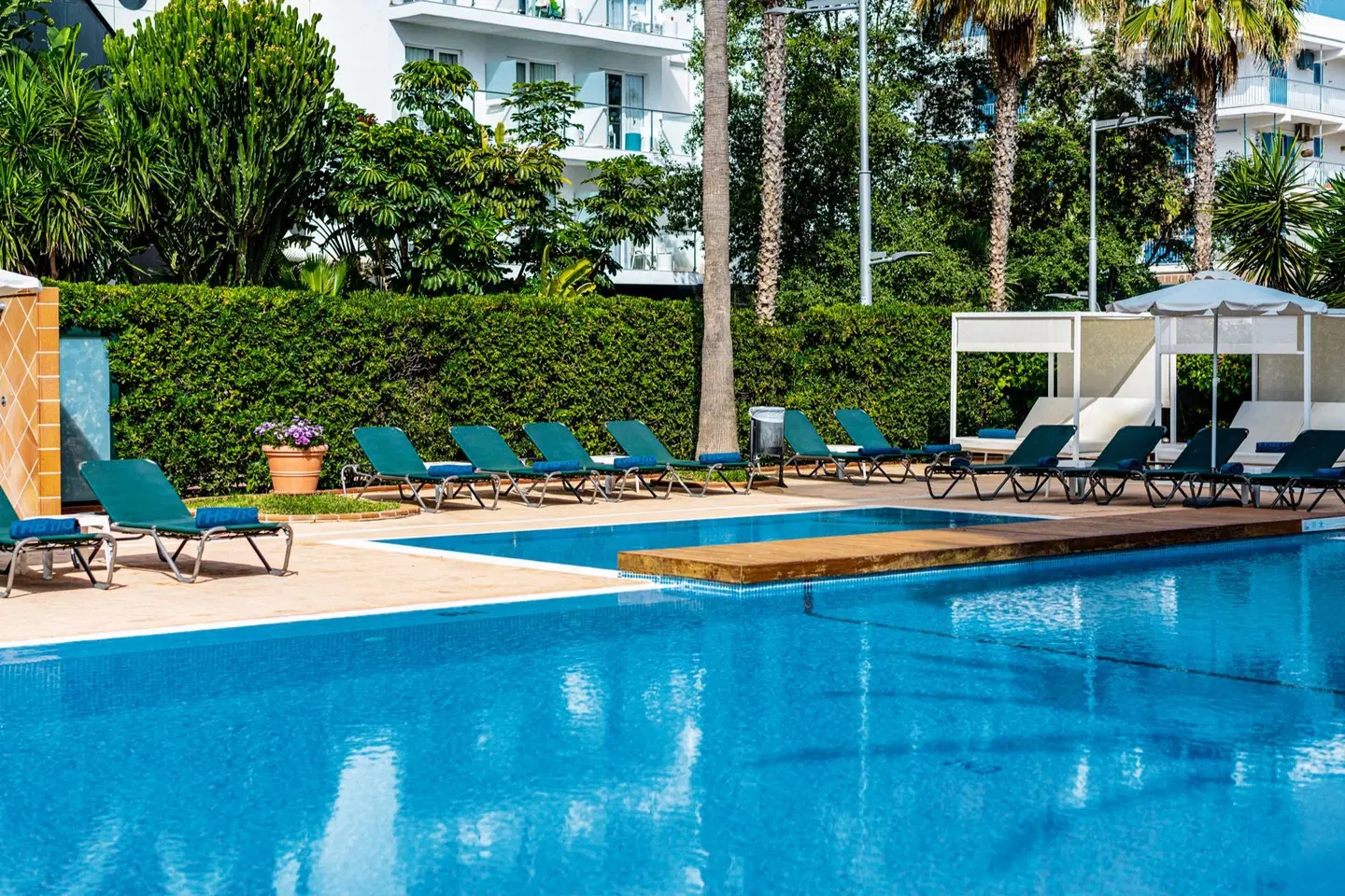 THB Niagara OUTDOOR_POOL