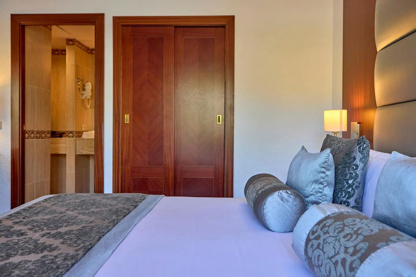 Zafiro Rey Don Jaime ROOM_EXAMPLE