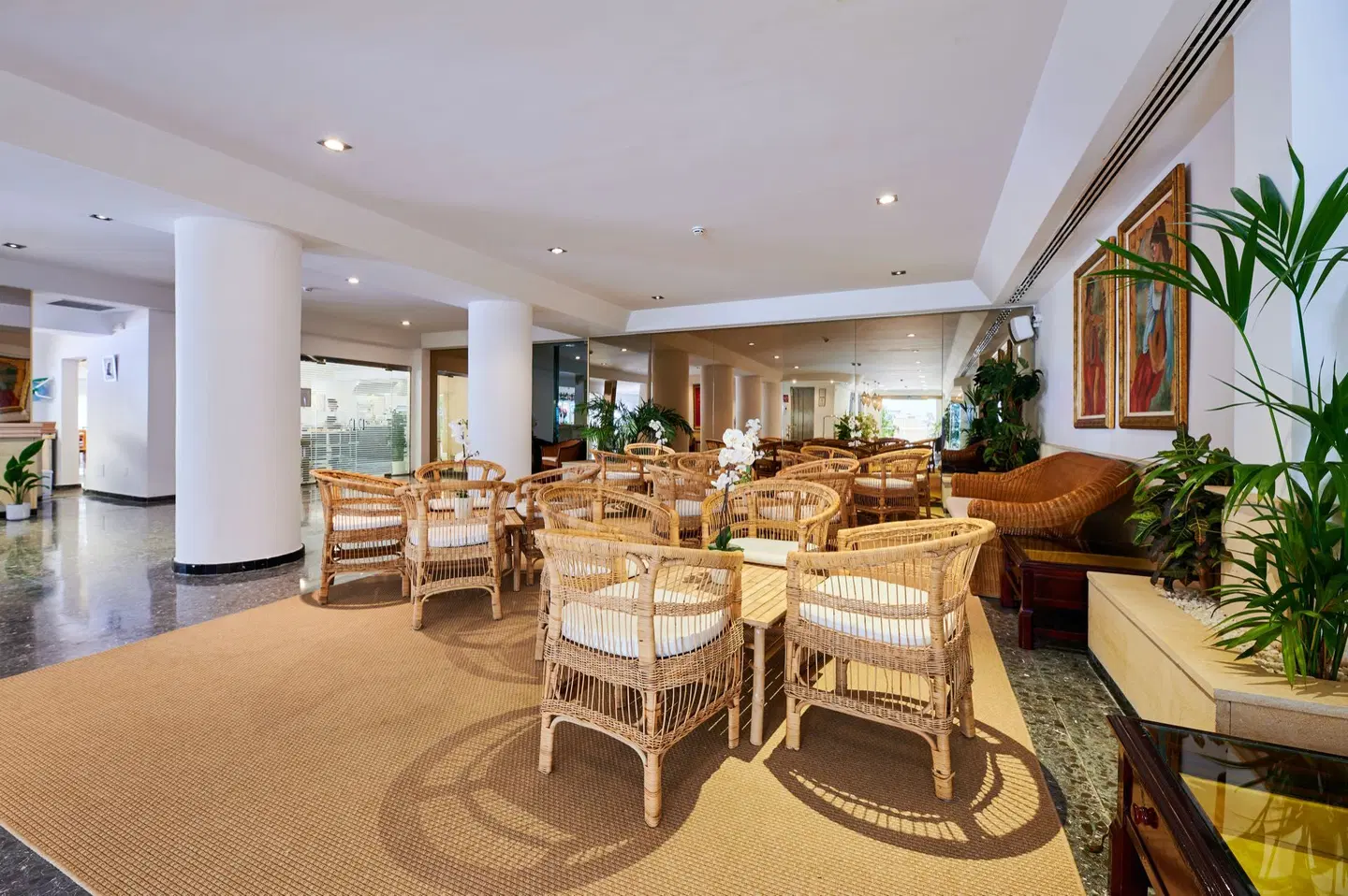 ROC Oberoy LOUNGE_LOBBY