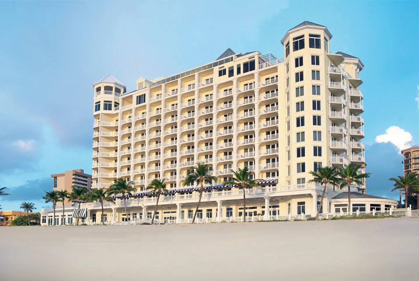 Pelican Grand Beach Resort EXTERIOR