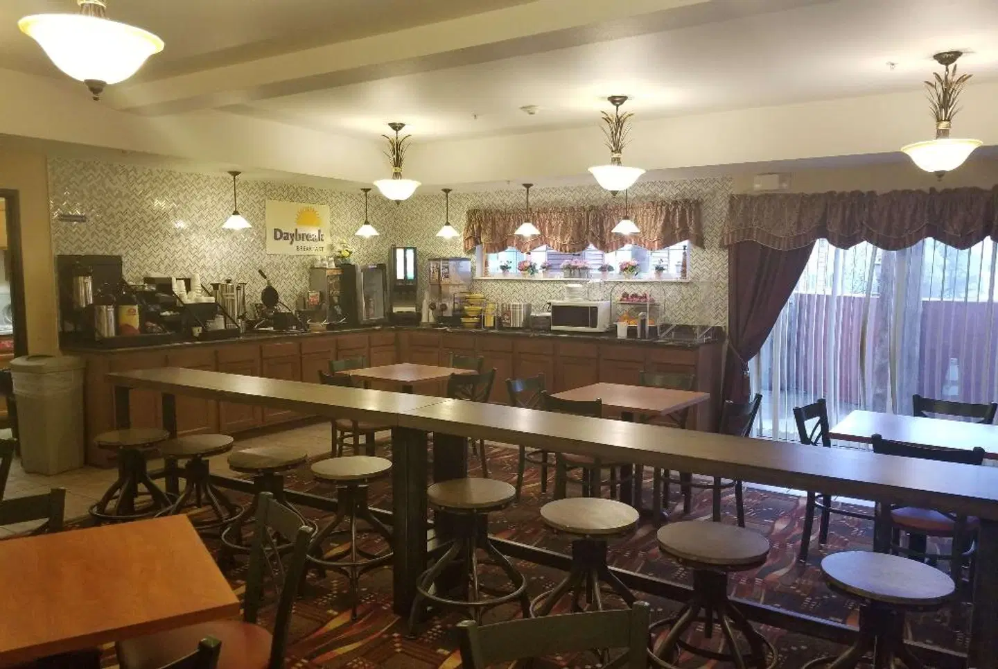 Days Inn by Wyndham Manitou Springs Bar