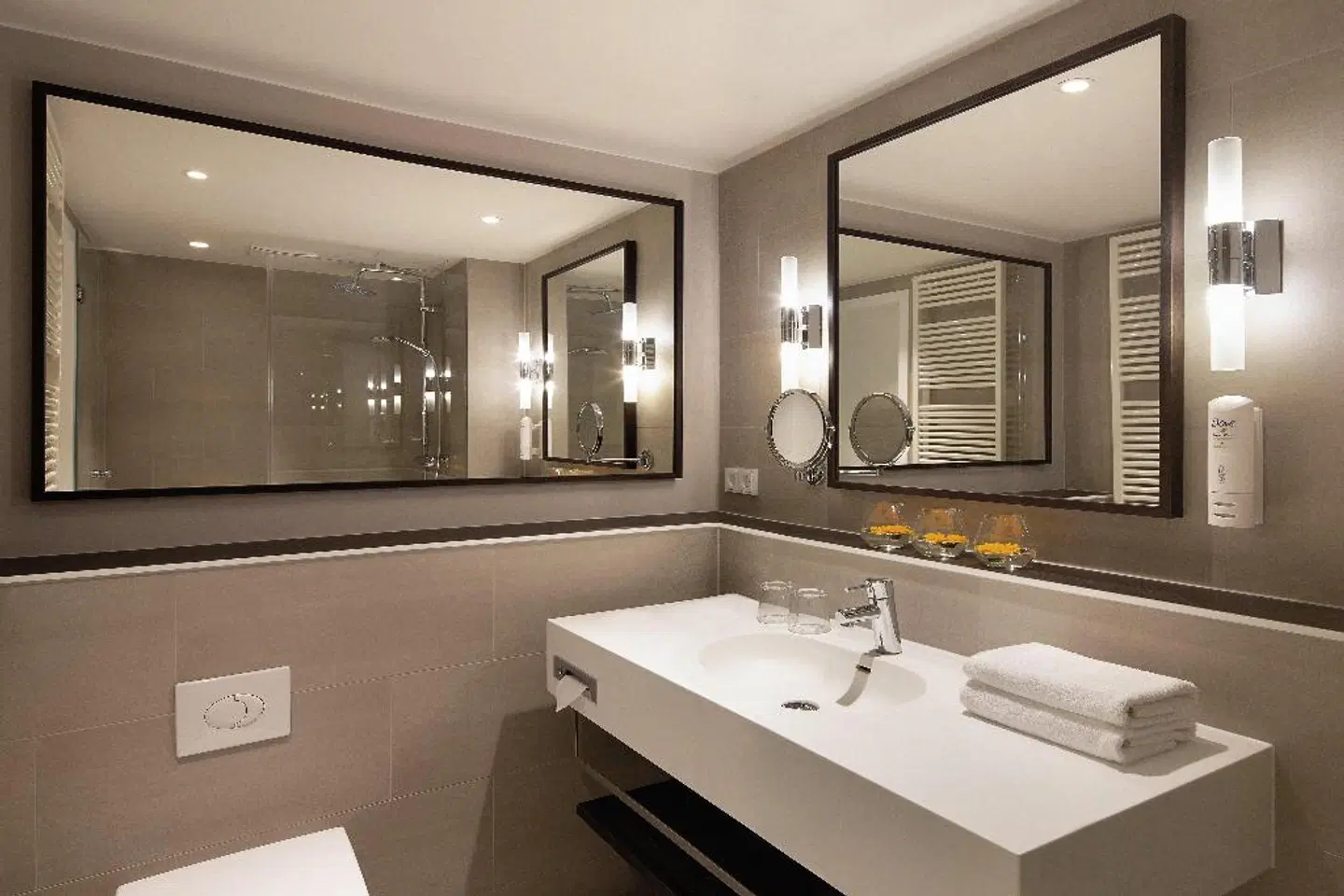 Holiday Inn Berlin City Centre East Prenzlauer Allee Badezimmer