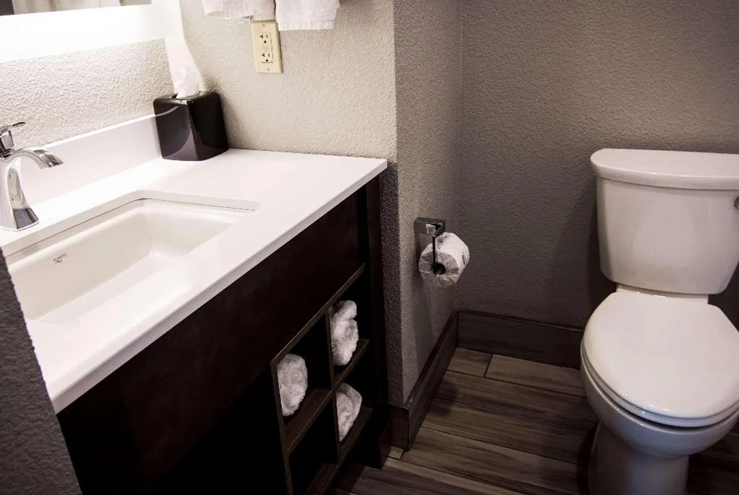 La Quinta Inn & Suites by Wyndham Anchorage Airport Badezimmer