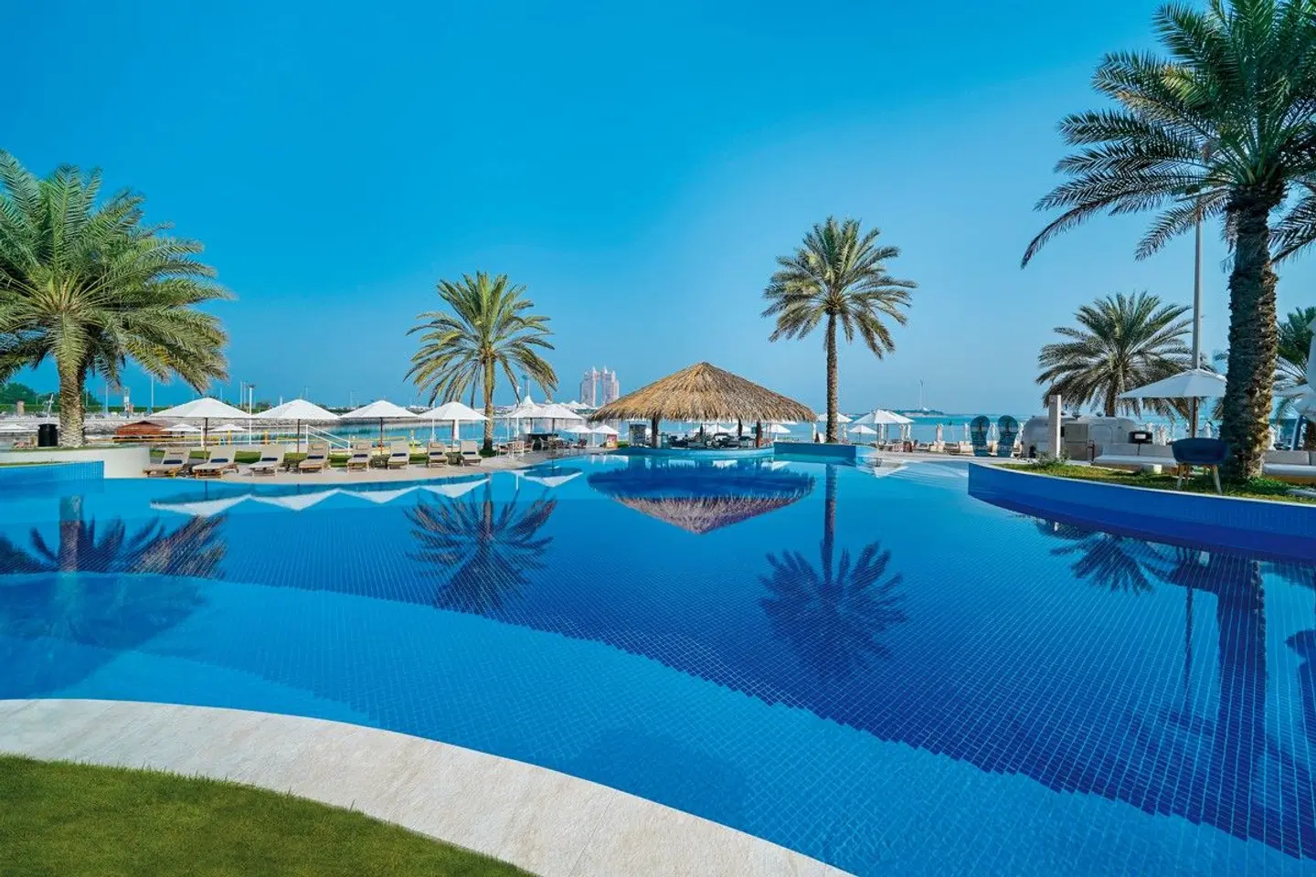 Radisson Blu Hotel & Resort Abu Dhabi Corniche OUTDOOR_POOL