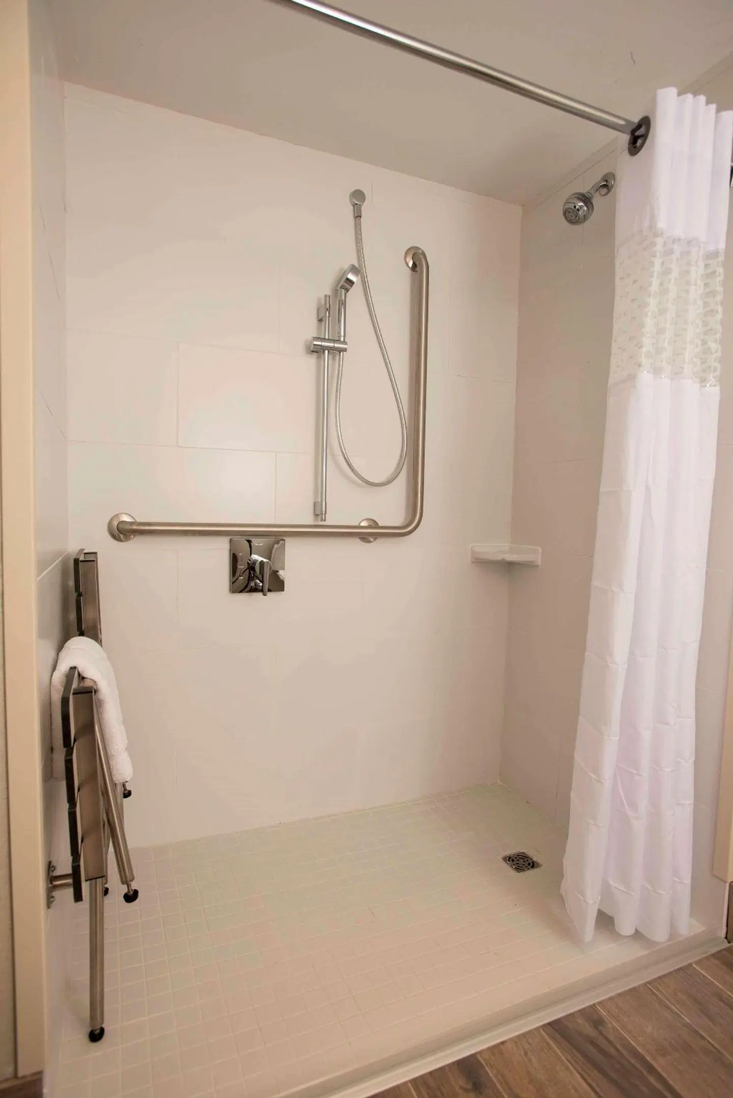 Hampton Inn & Suites by Hilton Thunder Bay BATHROOM