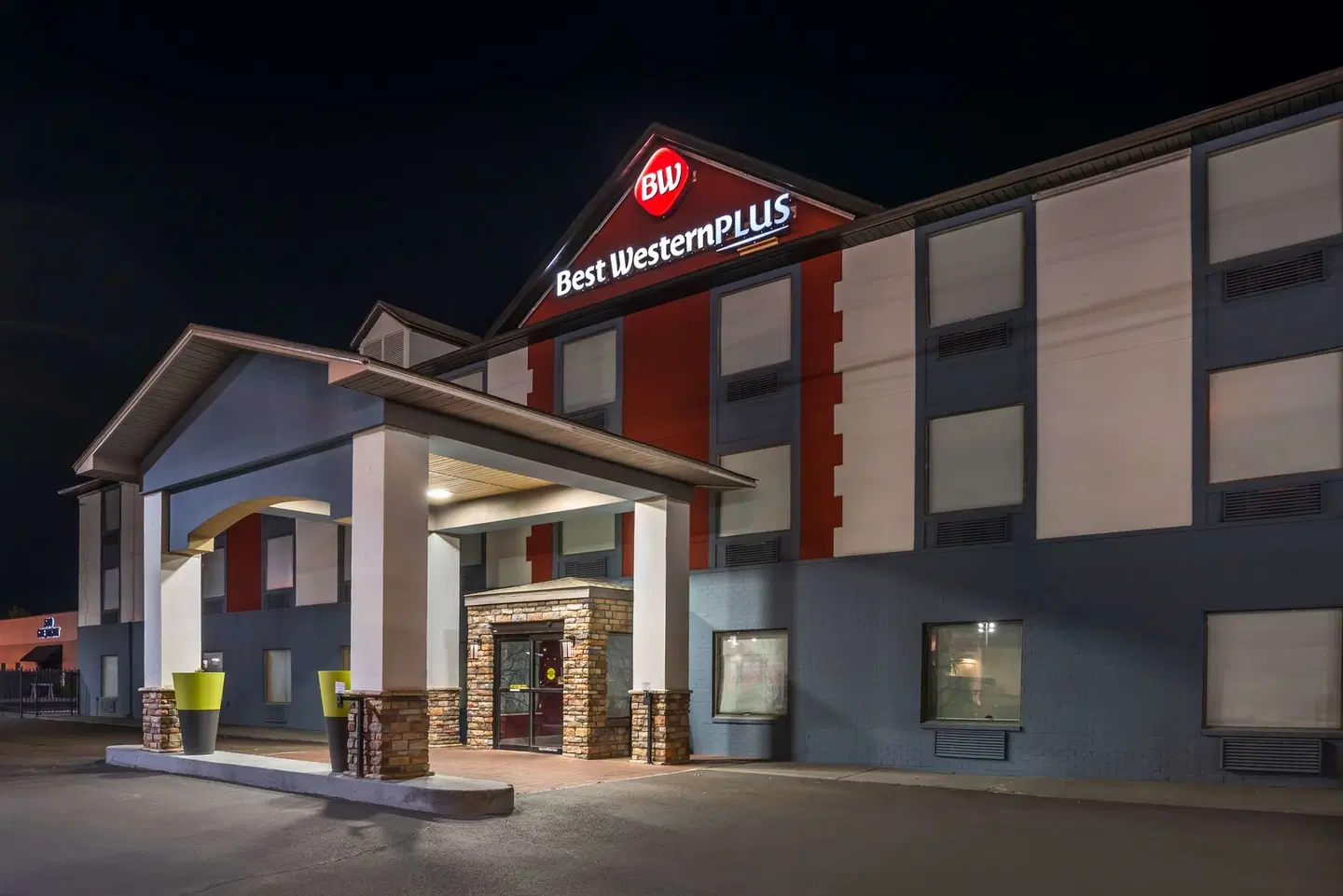 Best Western Plus Jackson Downtown-Coliseum EXTERIOR