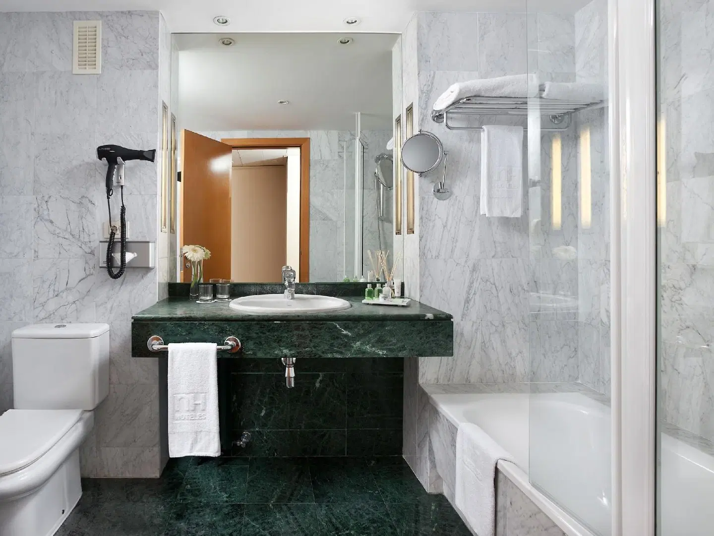 NH Málaga Badezimmer