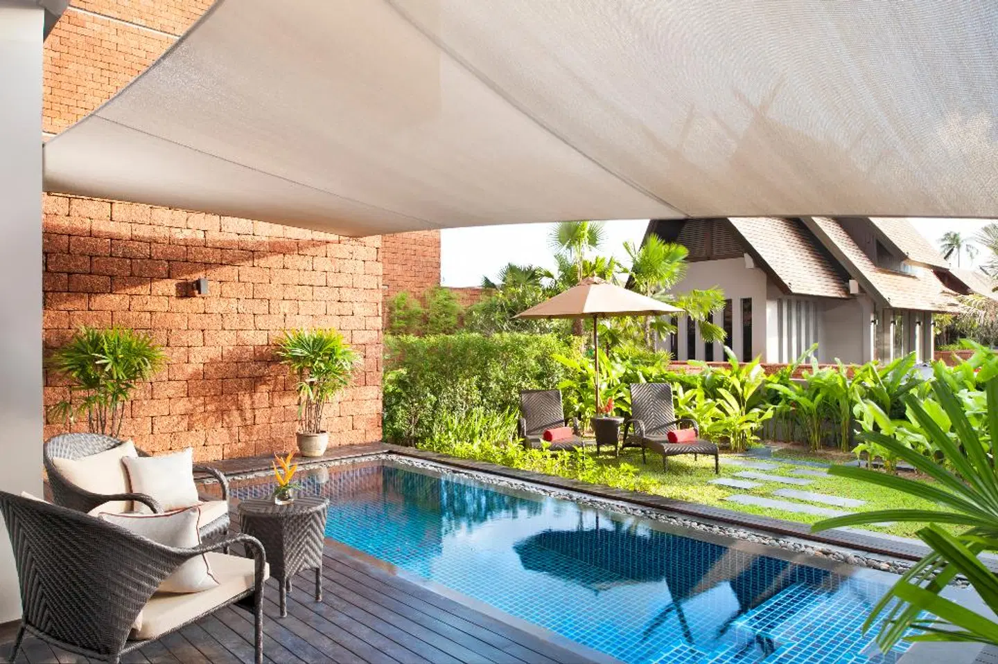 Avani+ Mai Khao Phuket Suites & Villas Hallenbad