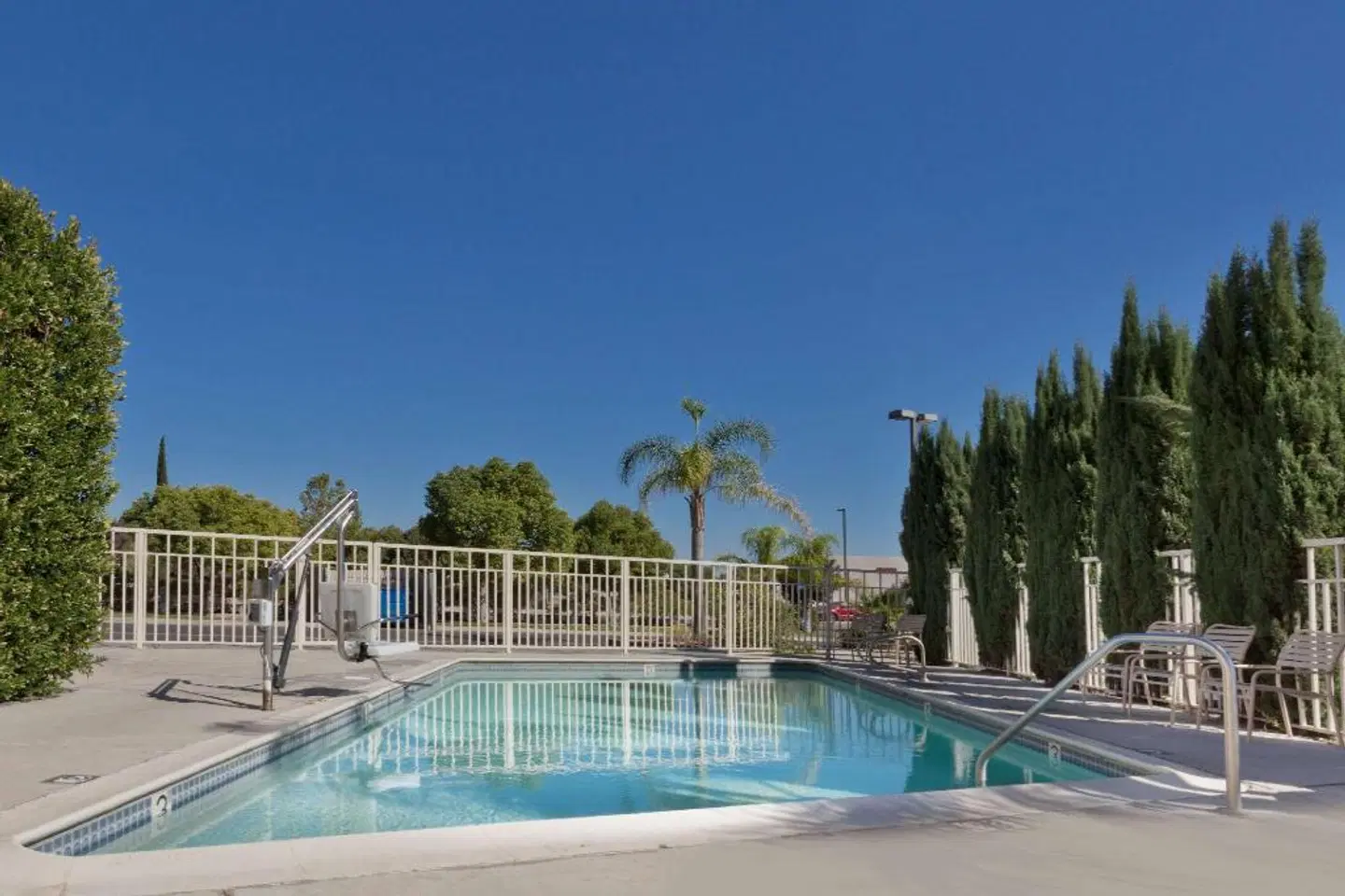 Days Inn by Wyndham Lathrop OUTDOOR_POOL