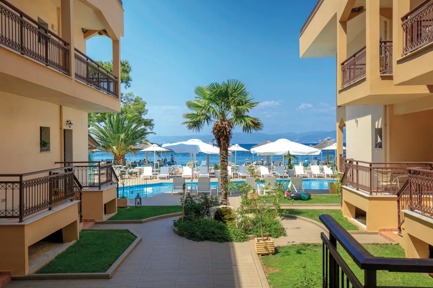 Mediterranean Beach Hotel EXTERIOR