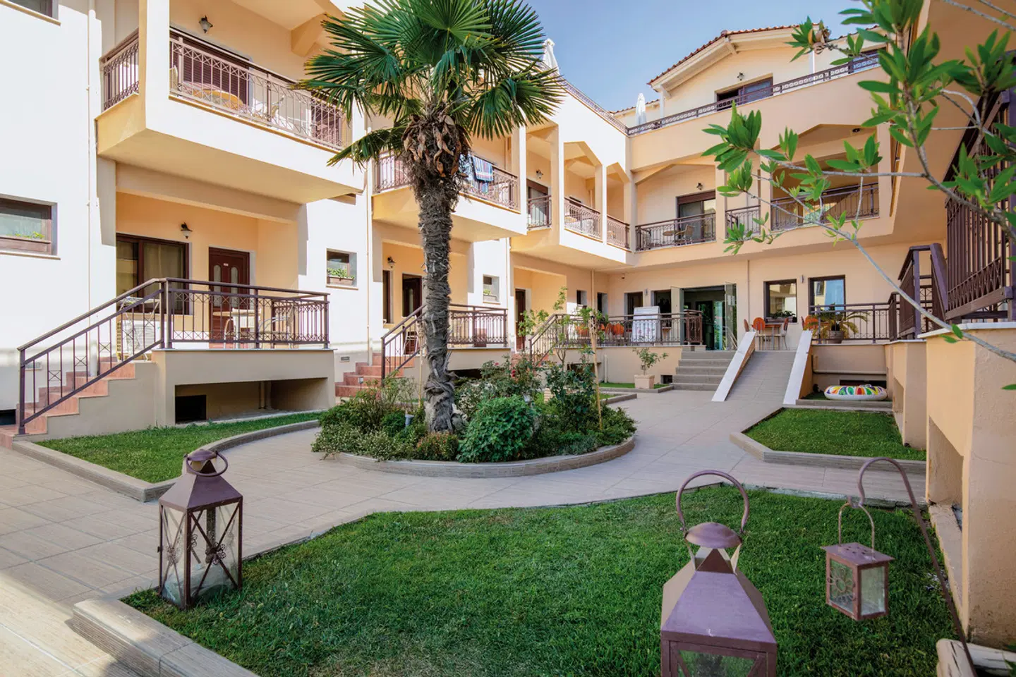 Mediterranean Beach Hotel EXTERIOR