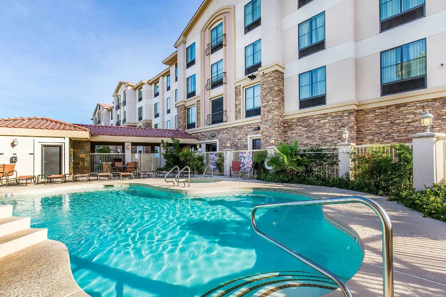 Comfort Inn & Suites Henderson - Las Vegas OUTDOOR_POOL