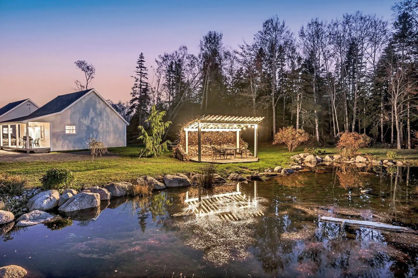 Lantern Hill & Hollow Garten