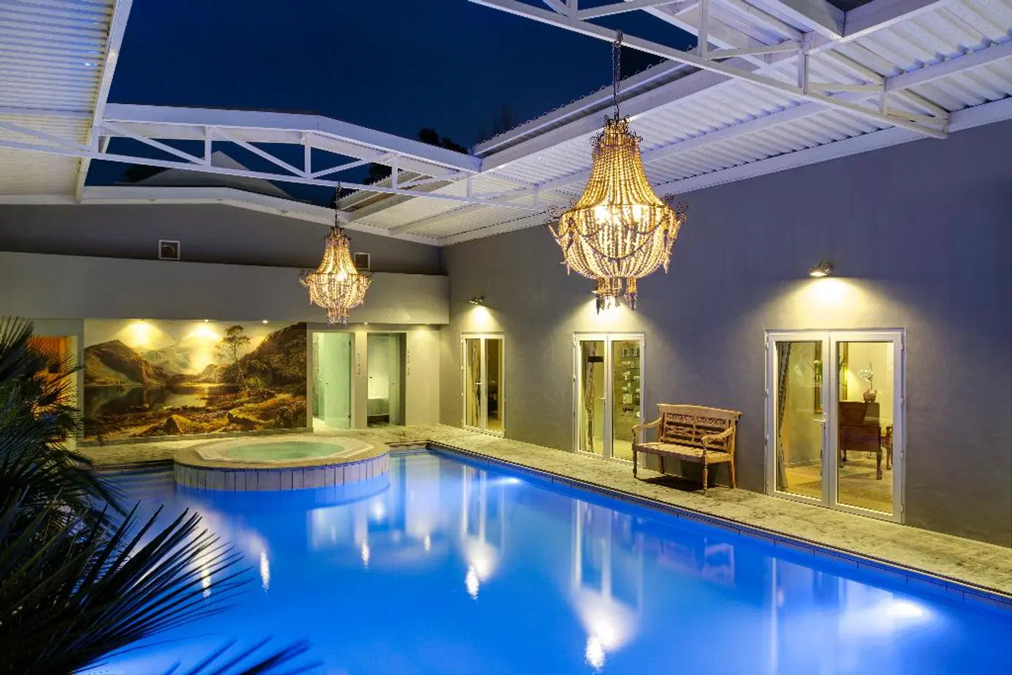 Majeka House Hallenbad