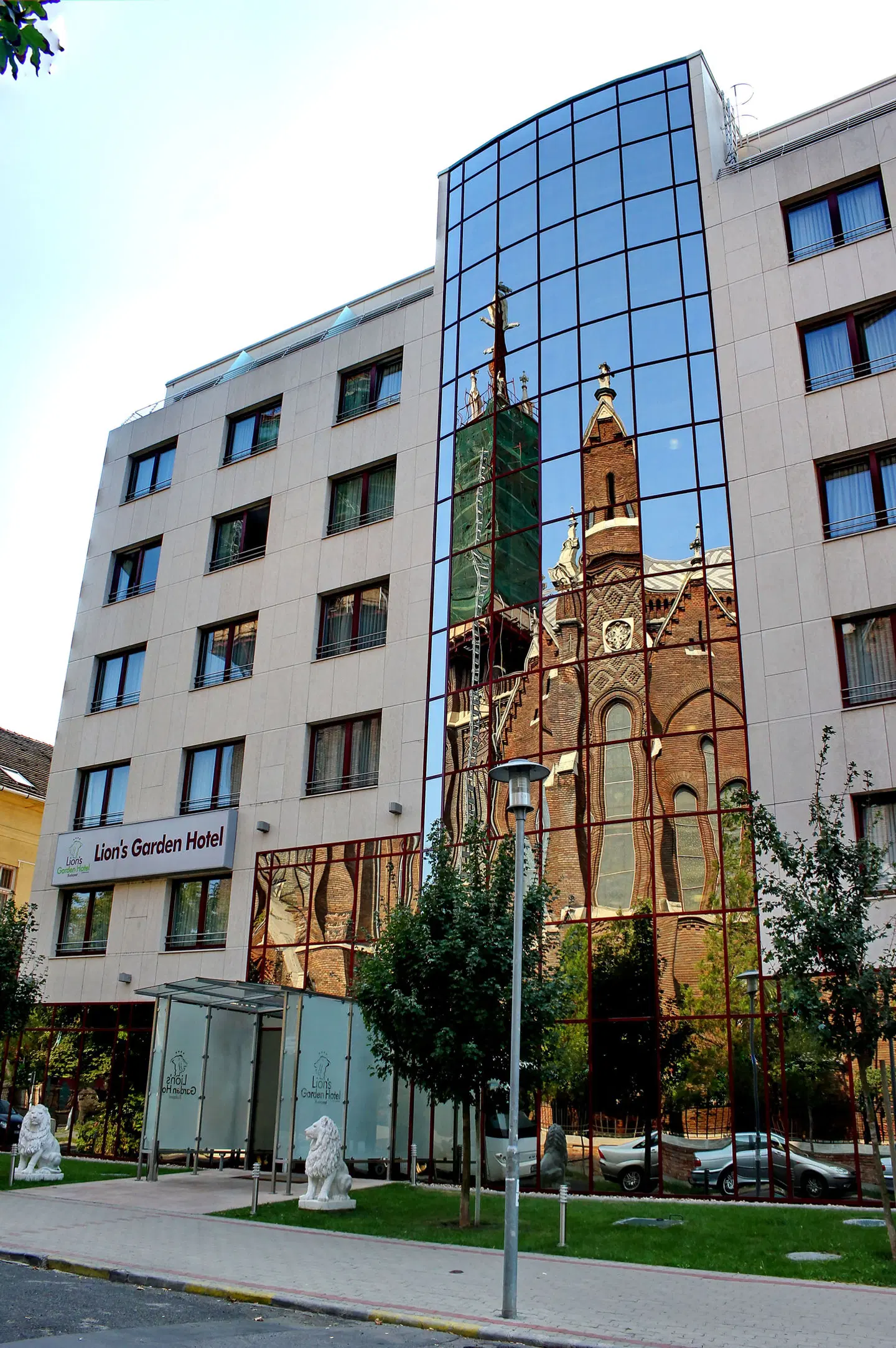 Lion's Garden Hotel EXTERIOR