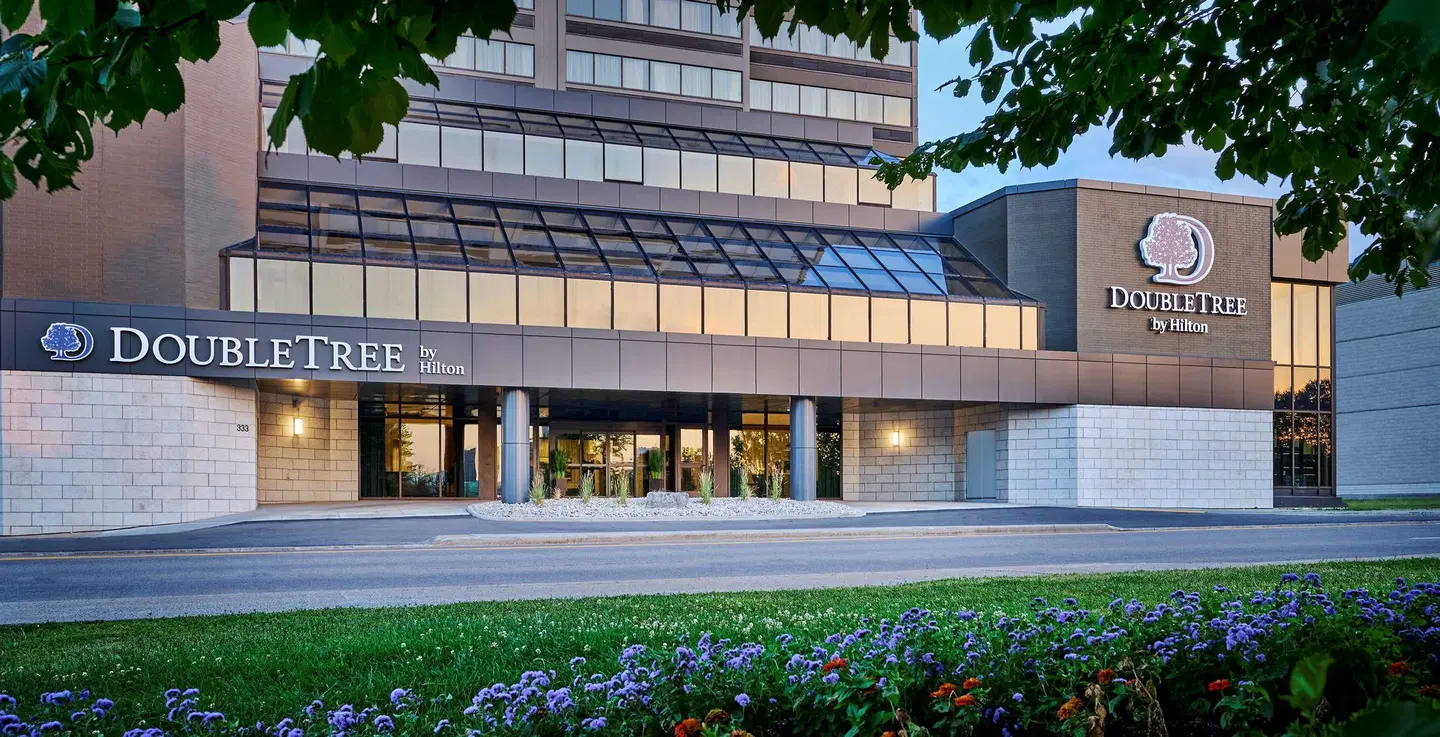DoubleTree by Hilton Windsor Hotel & Suites EXTERIOR