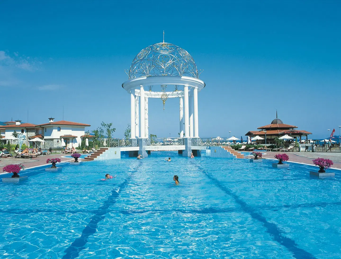 Helena Sands OUTDOOR_POOL